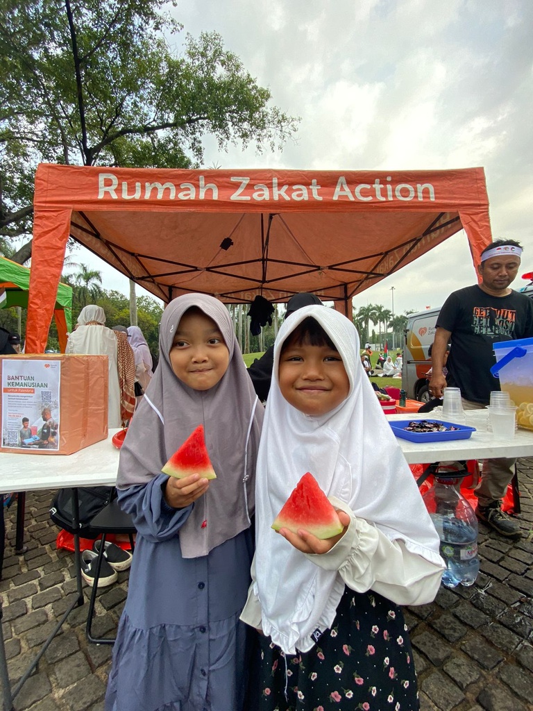 RUMAH ZAKAT DIRIKAN LAYANAN POS SEGAR UNTUK JUTAAAN MASA YANG HADIR DI AKSI BELA PALESTINA DI MONAS