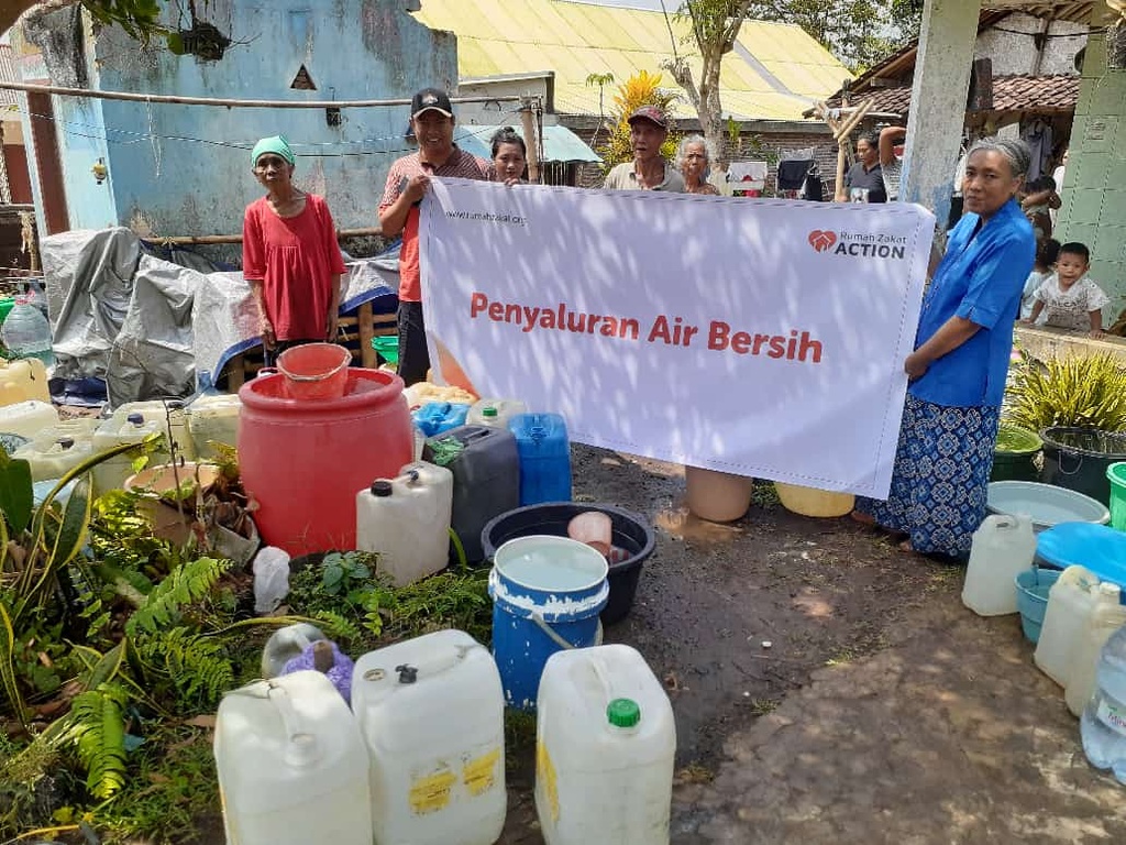 RUMAH ZAKAT SALURKAN 9 TANGKI AIR BERSIH UNTUK WARGA TERDAMPAK KEKERINGAN DI LUMAJANG