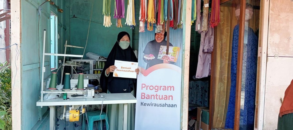 BANTU KEMBANGKAN USAHA MENJAHIT BU NANA, RUMAH ZAKAT SALURKAN BANTUAN BERUPA MESIN OBRAS