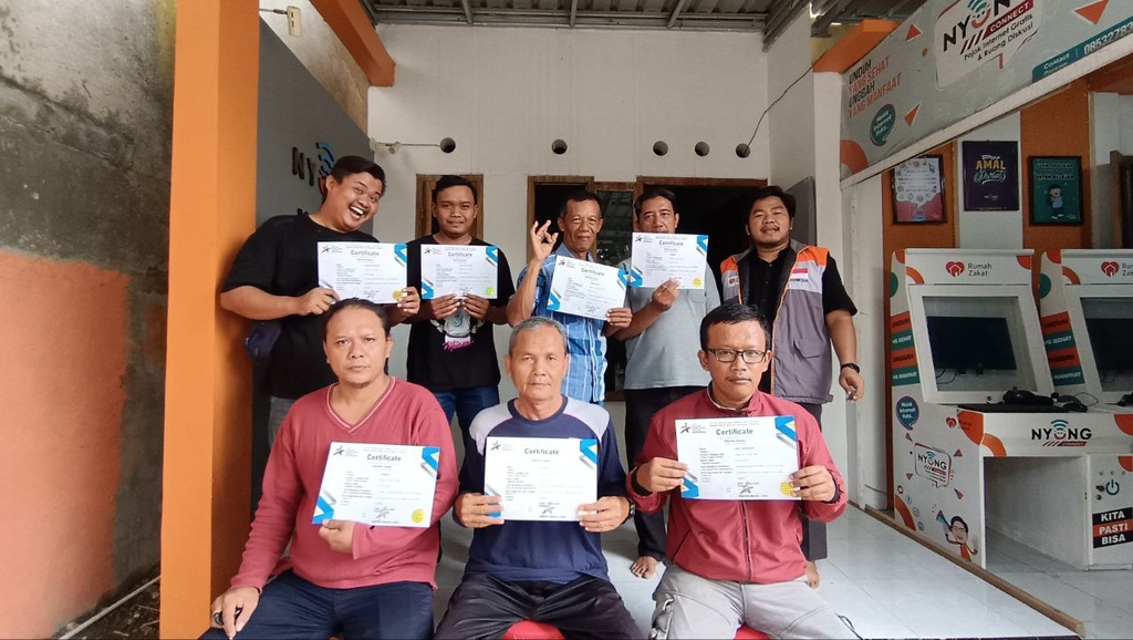 SELESAI IKUTI PELATIHAN, PESERTA KURSUS KOMPUTER TERIMA SERTIFIKAT DARI LKP GEMILANG INSANI