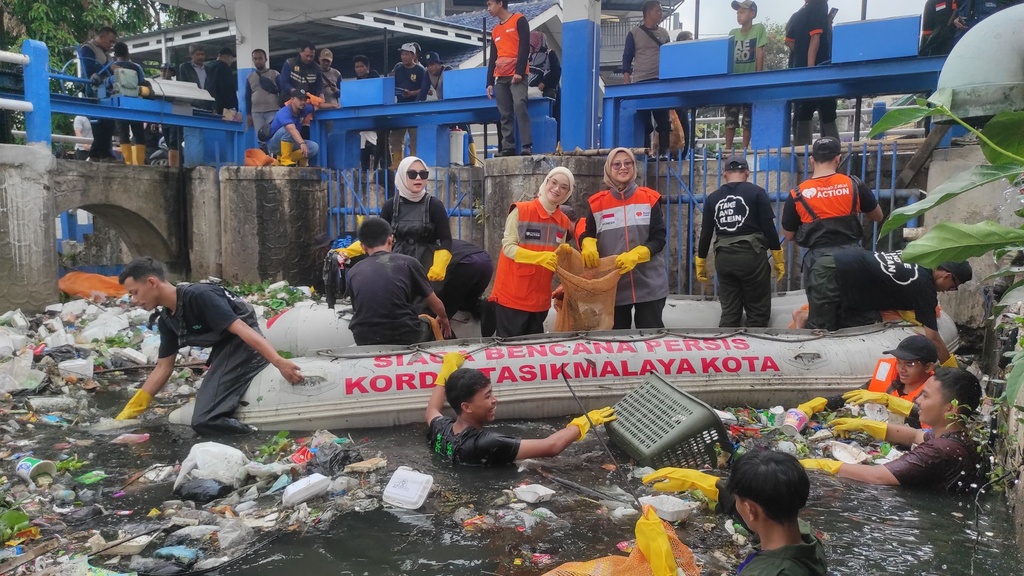 Peringati Hari Pahlawan, Rumah Zakat Selenggarakan Aksi Bersih Sungai di Tasikmalaya