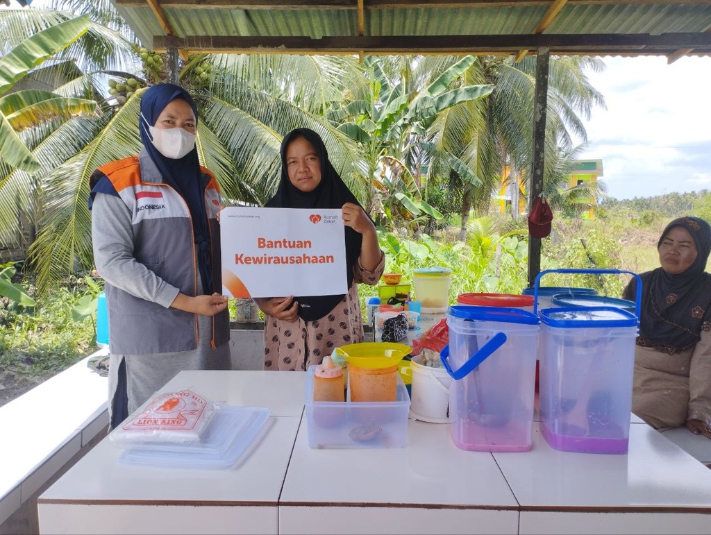 BANTU KEMBANGKAN USAHA PENERIMA MANFAAT, RUMAH ZAKAT SALURKAN BANTUAN KEWIRAUSAHAAN