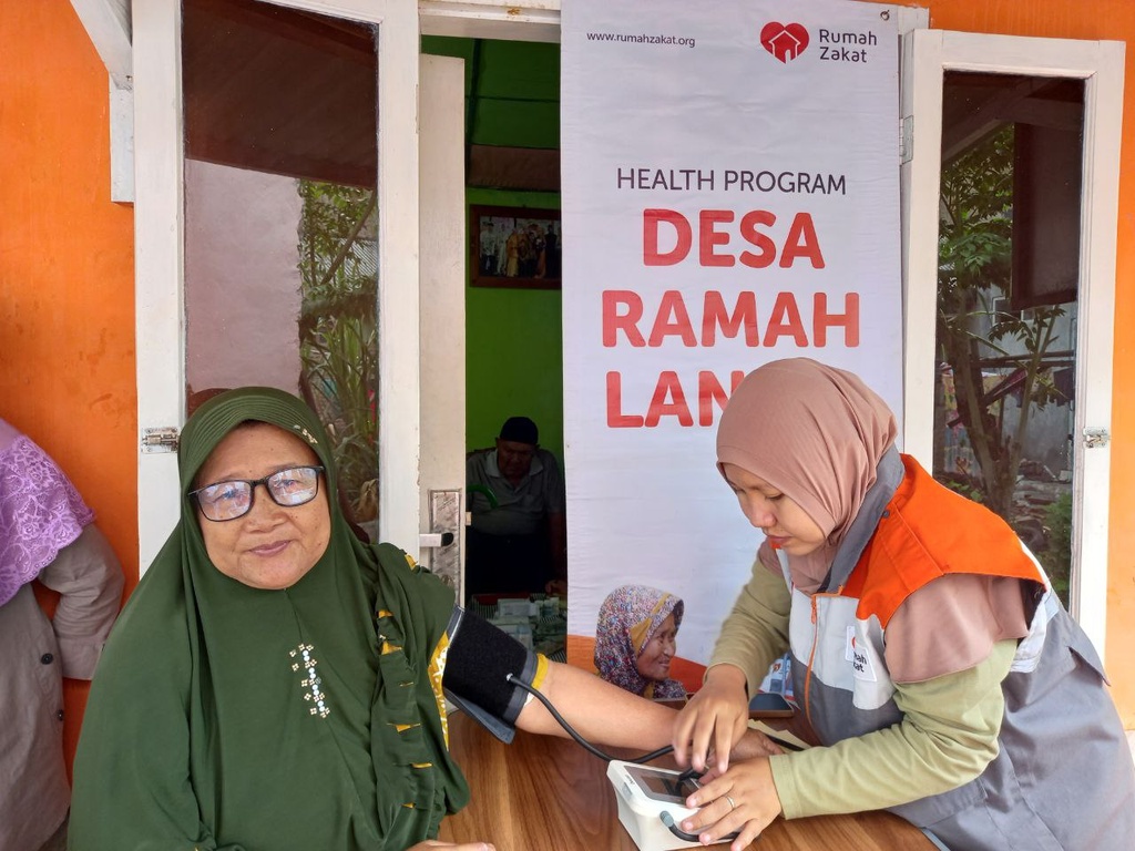 BANTU LANSIA TETAP SEHAT, RUMAH ZAKAT ADAKAN KEGIATAN POSYANDU LANSIA