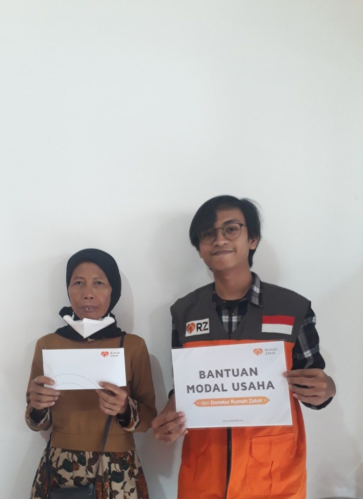 BANTU USAHA IBU WIJI AGAR SEMAKIN BERKEMBANG, RUMAH ZAKAT MENYALURKAN BANTUAN MODAL