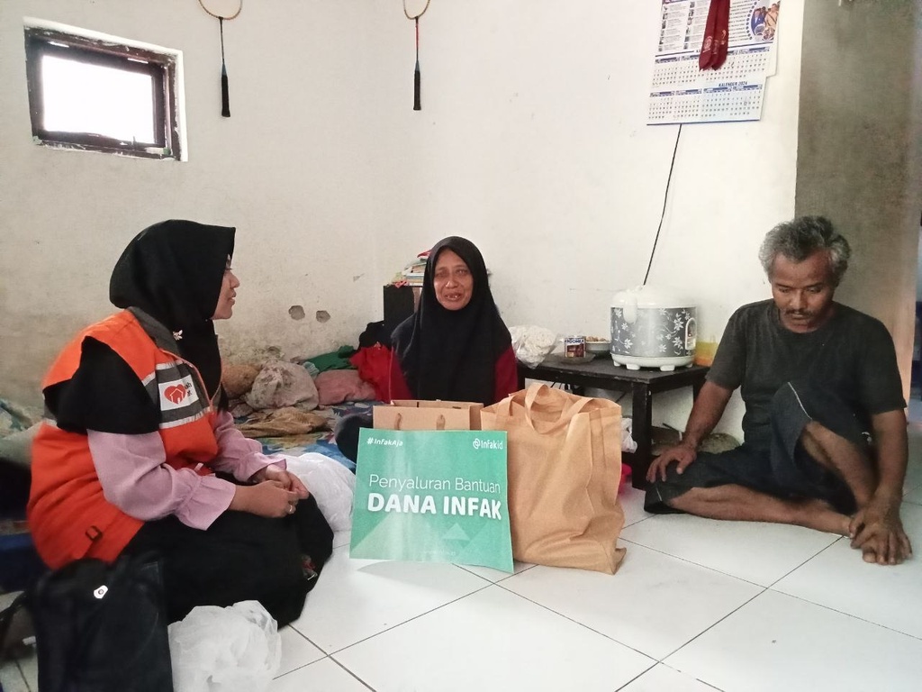 RUMAH ZAKAT SALURKAN BANTUAN SEMBAKO UNTUK BU CUPLIK, PENYANDANG DISABILITAS YANG GIGIH BERJUANG DI TENGAH KETERBATASAN