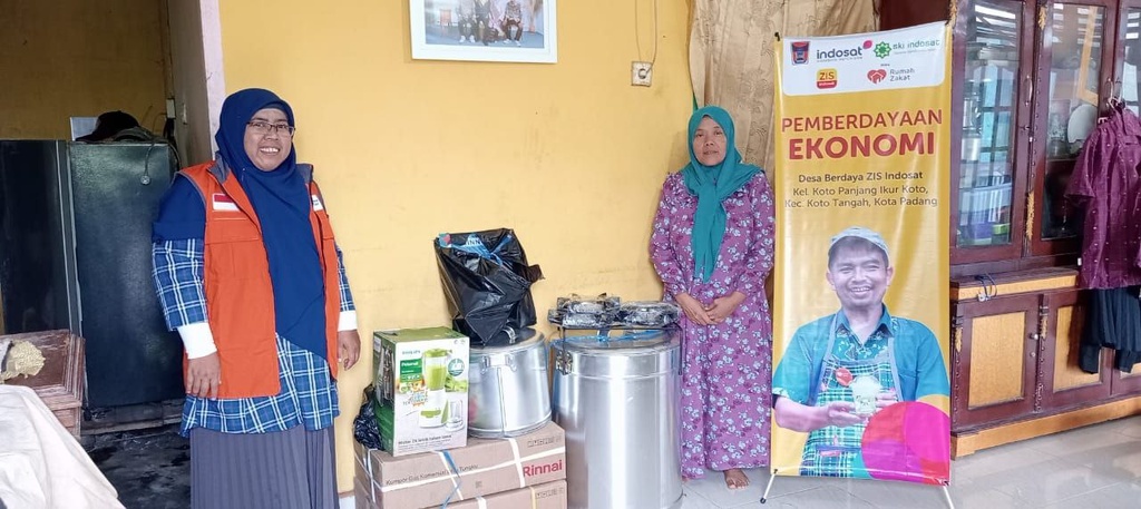 ZIS INDOSAT BERSAMA RUMAH ZAKAT SERAHKAN BANTUAN SARANA USAHA UNTUK IBU MULFAYENI
