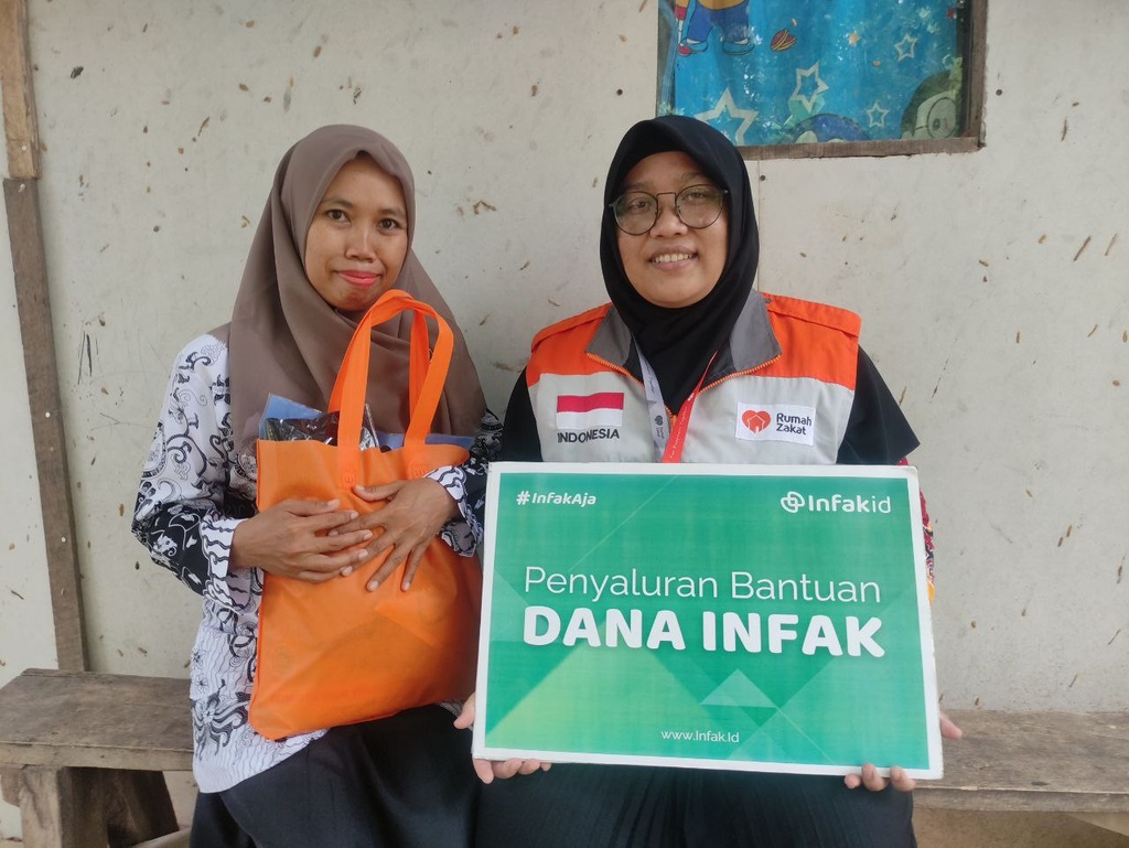 SAMBUT HARI GURU, RUMAH ZAKAT BERIKAN BINGKISAN UNTUK BU FITRI, GURU SENI BUDAYA PEJUANG KELUARGA