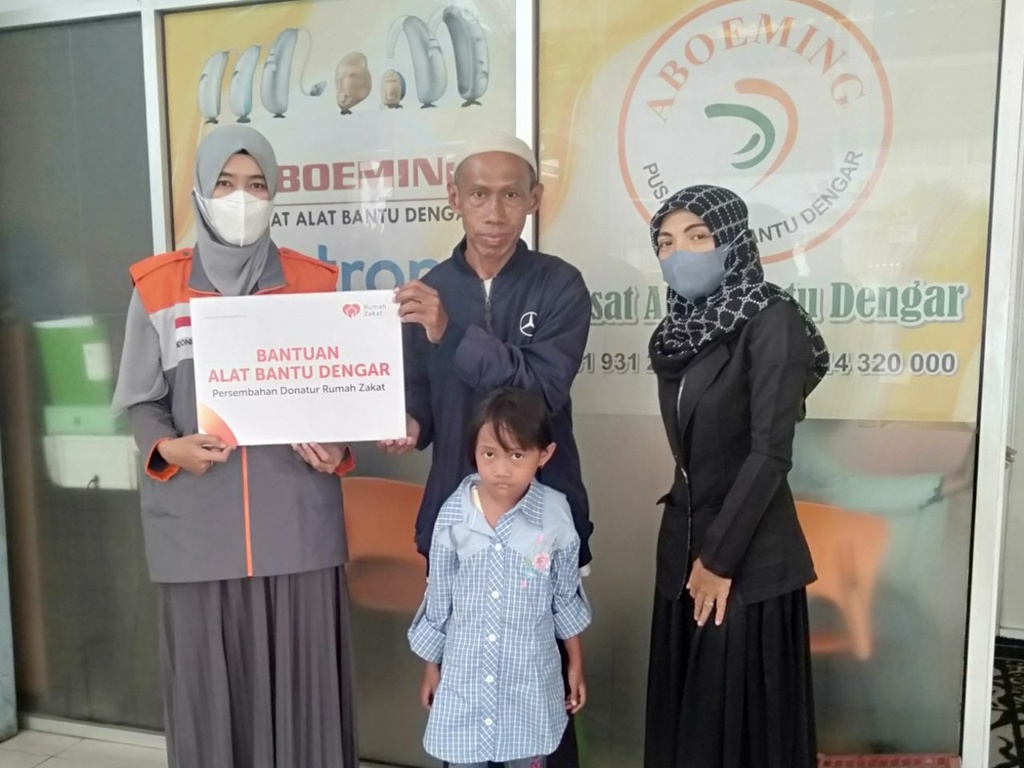 RUMAH ZAKAT SERAHKAN ALAT BANTU DENGAR UNTUK AZKADINA