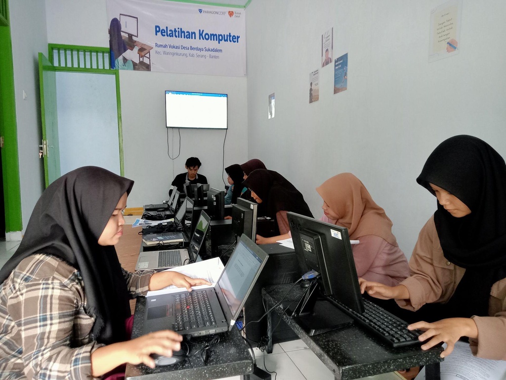 RUMAH ZAKAT DAN PT. PARAGON CORP ADAKAN PELATIHAN KOMPUTER DI KABUPATEN SERANG