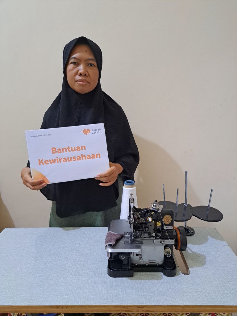 DUKUNG PERKEMBANGAN USAHA IBU ULFI, RUMAH ZAKAT SALURKAN BANTUAN SARANA MESIN OBRAS
