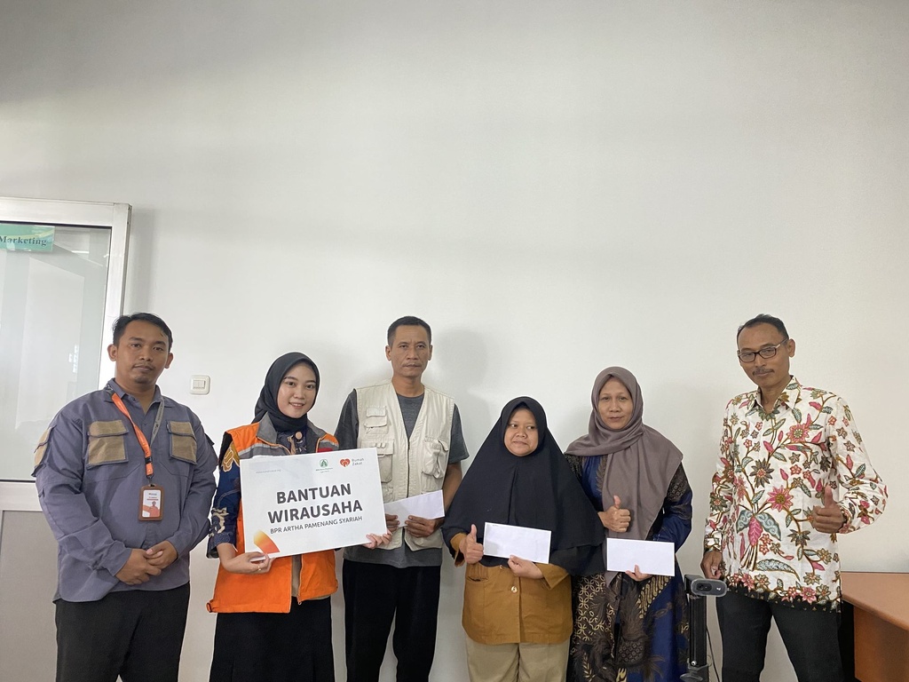 BPR ARTHA PAMENANG SYARIAH BERMITRA DENGAN RUMAH ZAKAT SALURKAN BANTUAN SEMBAKO LANSIA DAN MODAL UNTUK UMKM