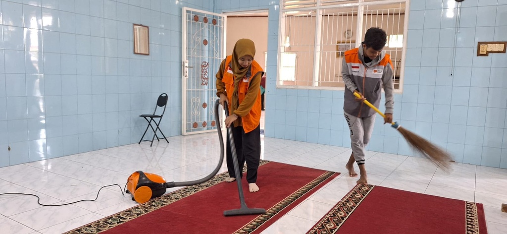BERSIAP SAMBUT RAMADHAN, RELAWAN RUMAH ZAKAT BERSAMA PENGURUS MASJID ADAKAN AKSI BERSIH-BERSIH MASJID