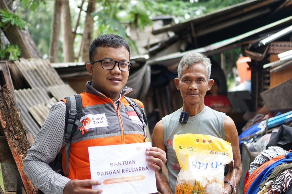 RUMAH ZAKAT SALURKAN SEDEKAH PANGAN UNTUK LANSIA DHUAFA