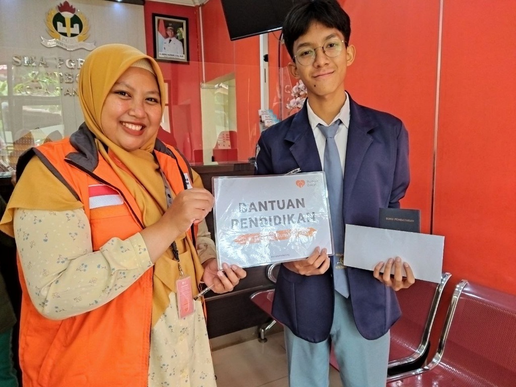 MELALUI BANTUAN PENDIDIKAN, RUMAH ZAKAT BANTU LUNASI TUNGGAKAN PENDIDIKAN FARREL