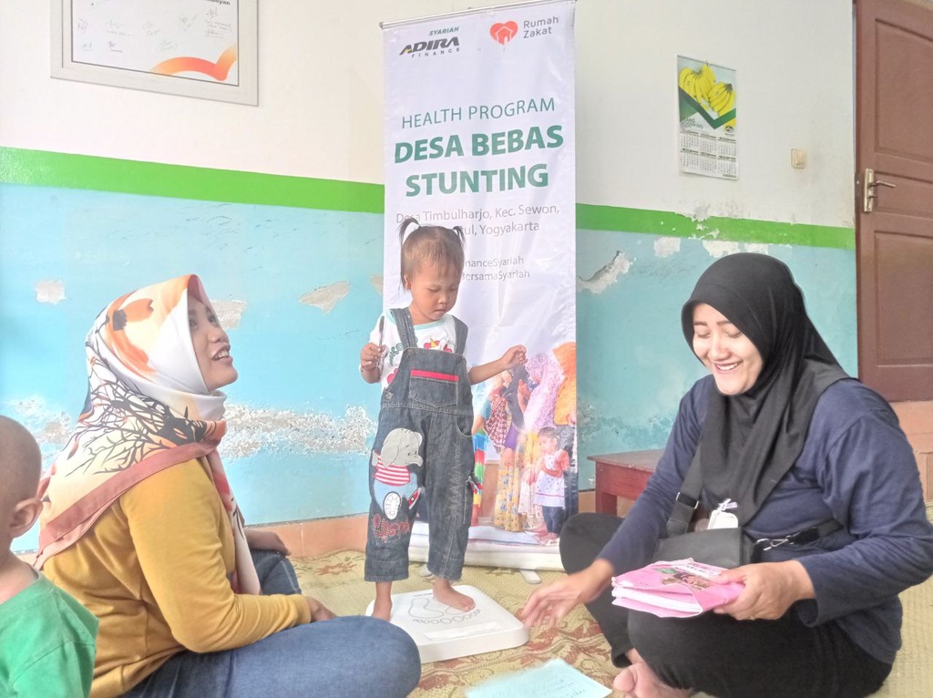 PASTIKAN TUMBUH KEMBANG BALITA, PT ADMF SYARIAH DAN RUMAH ZAKAT RUTIN DAMPINGI KEGIATAN POSYANDU