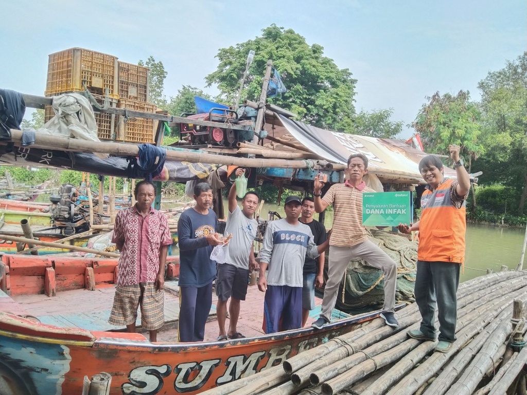 RUMAH ZAKAT SLAURKAN BANTUAN SEMBAKO KEPADA NELAYAN DI CIREBON