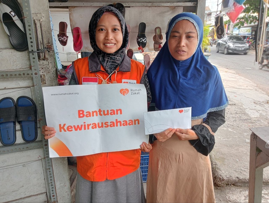 RUMAH ZAKAT SALURKAN BANTUAN MODAL UNTUK BANTU KEMBANGKAN USAHA IBU BUDI