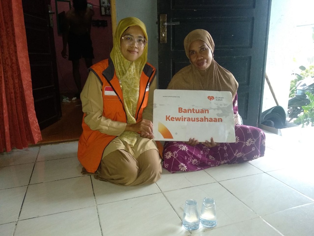 DAPAT BANTUAN MODAL, IBU ERNA INGIN TERUS KEMBANGKAN USAHA KERIPIK DAN PERBAIKI EKONOMI KELUARGA