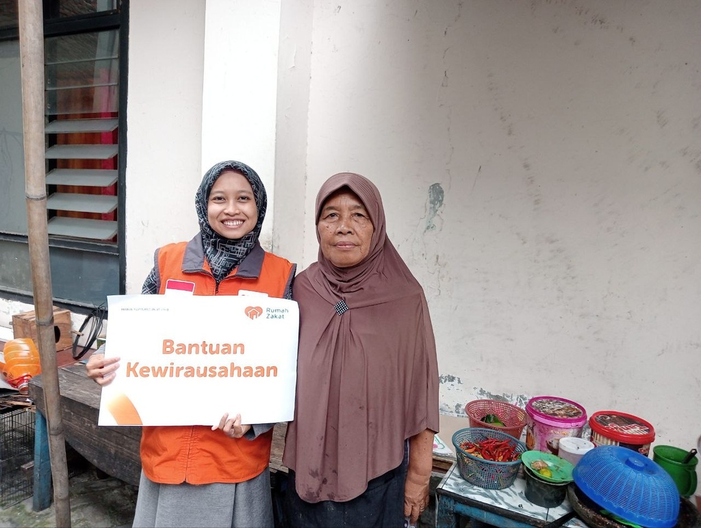BANTU KEMBANGKAN USAHA PECEL BU MEIDIYATI, RUMAH ZAKAT SALURKAN BANTUAN MODAL