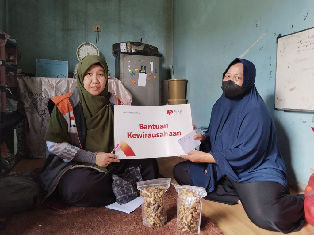 TERIMA BANTUAN MODAL, BU EVY INGIN TERUS KEMBANGKAN USAHA PISANG SALE