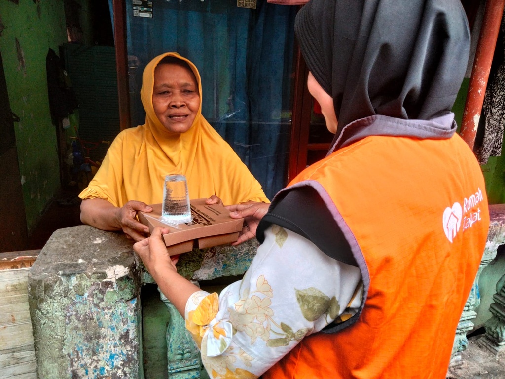 SAMBUT RAMADHAN, OKE OCE PEDULI BERSAMA RUMAH ZAKAT SALURKAN 100 PAKET MAKANAN BERBUKA PUASA UNTUK LANSIA