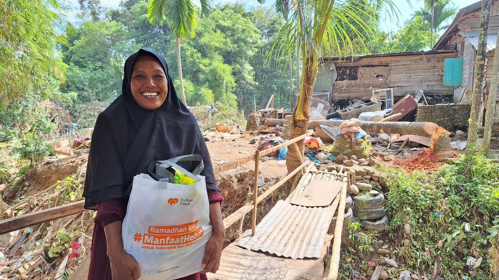 RUMAH ZAKAT SALURKAN BINGKISAN LEBARAN KELURGA KEPADA KORBAN BANJIR PADANG