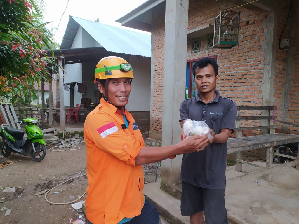 RUMAH ZAKAT SALURKAN PAKET BERBUKA PUASA UNTUK MASYARAKAT TERDAMPAK BANJIR BANDANG DAN LONGSOR PESISIR SELATAN
