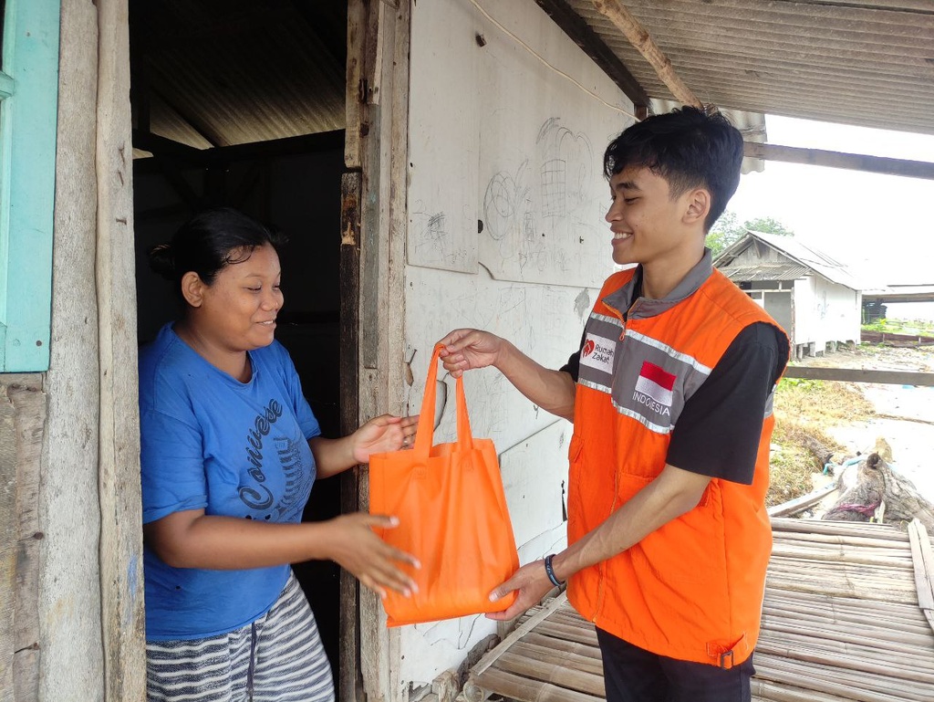 SALURKAN BANTUAN FIDYAH, RUMAH ZAKAT TERUS HADIRKAN KEBERMANFAATAN UNTUK MASYARAKAT PRA SEJAHTERA