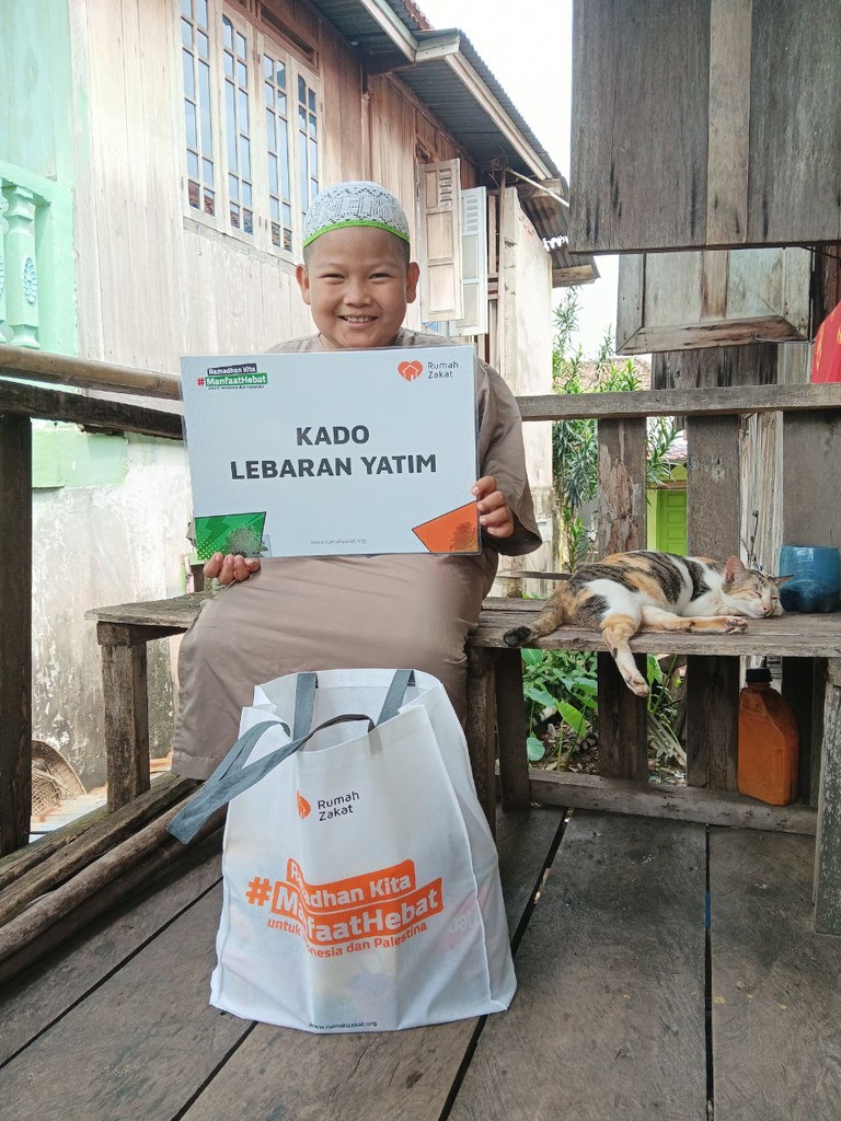 MENGAWALI SEMANGAT RAMADHAN, RUMAH ZAKAT HADIRKAN SENYUM BAHAGIA ANAK YATIM DHUAFA PALEMBANG MELALUI KADO LEBARAN YATIM