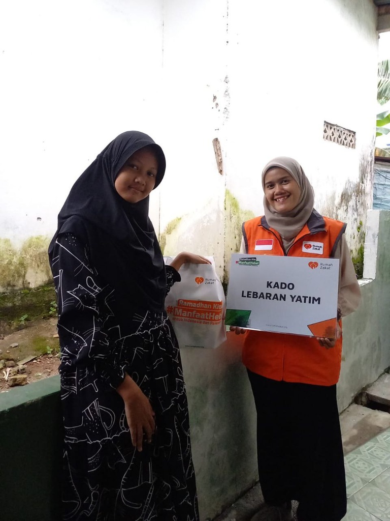 SENYUM SELLY SAAT TERIMA BANTUAN PROGRAM KADO LEBARAN YATIM RUMAH ZAKAT