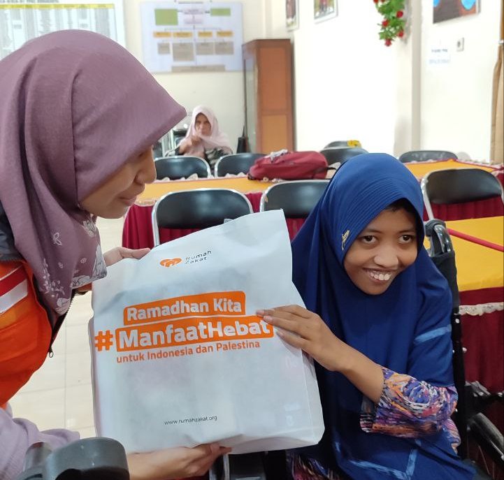 MELALUI PROGRAM KADO LEBARAN YATIM, RUMAH ZAKAT HADIRKAN KEBAHAGIAAN KEPADA ANAK-ANAK DISABILITAS