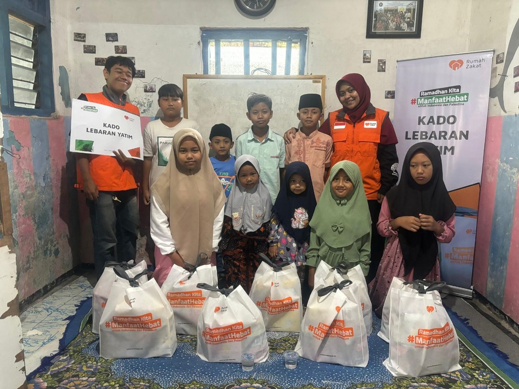 RAMADHAN MANFAAT HEBAT, RUMAH ZAKAT SALURKAN KADO LEBARAN YATIM DI MALANG