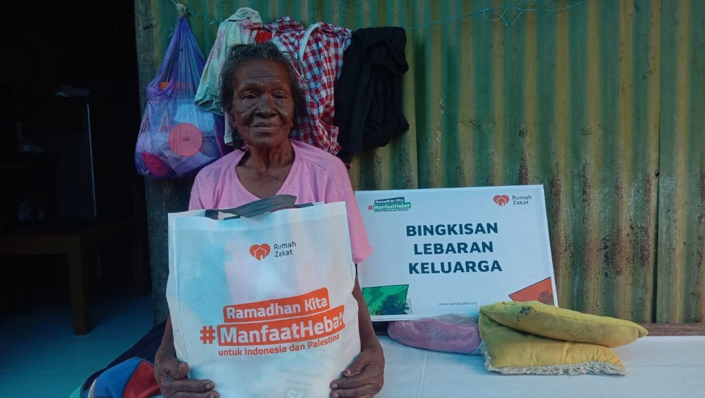 NENEK DADING SENANG DAPAT BINGKISAN LEBARAN KELUARGA