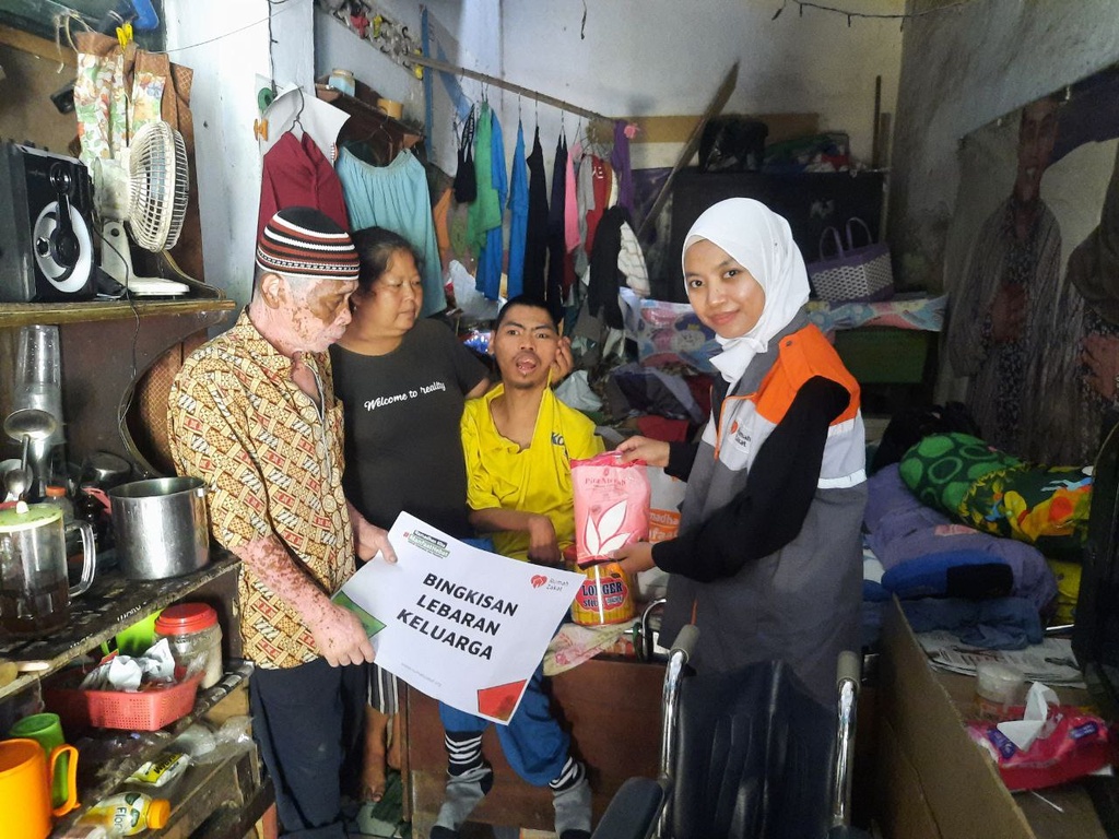 BAHAGIAKAN DANANG YANG DERITA EPILEPSY, RUMAH ZAKAT SALURKAN BINGKISAN SEMBAKO KELUARGA