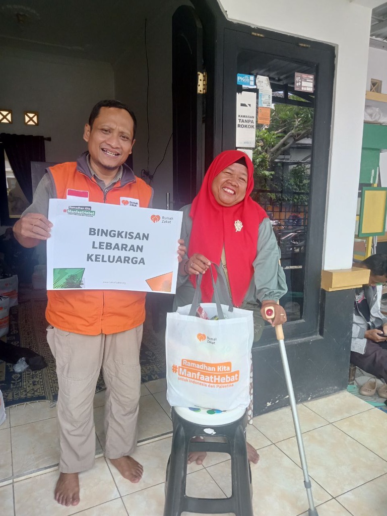 RUMAH ZAKAT SALURKAN BINGKISAN LEBARAN KELUARGA UNTUK PENYANDANG DISABILITAS