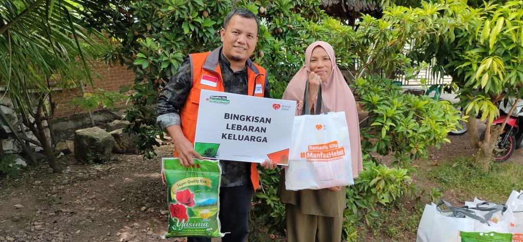 RUMAH ZAKAT SALURKAN BELASAN PAKET BINGKISAN LEBARAN KELUARGA UNTUK BAHAGIAKAN KELUARGA PRA SEJAHTERA DI DESA ALUE DEAH TEUNGOH