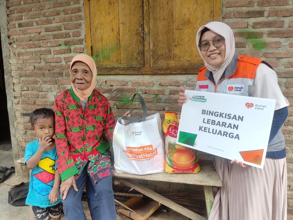 BAHAGIANYA NENEK NURSIH TERIMA BINGKISAN LEBARAN KELUARGA