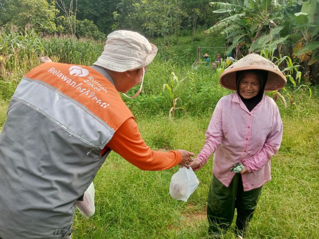 MELALUI PROGRAM LUMBUNG PANGAN, RUMAH ZAKAT TERUS TINGKATKAN KETAHANAN PANGAN DI DESA BERDAYA