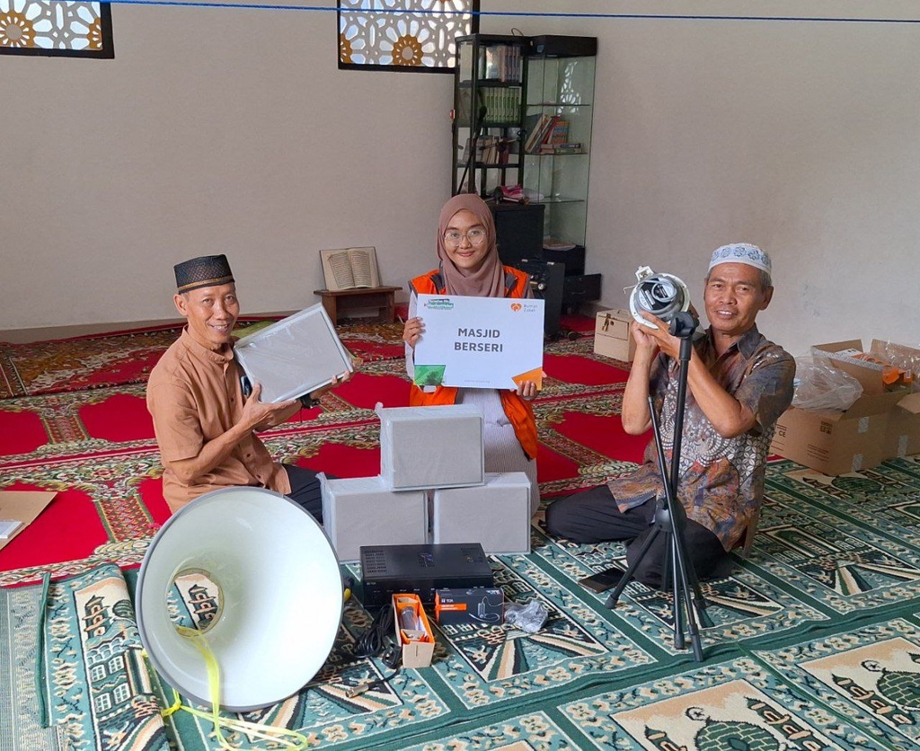 MELALUI PROGRAM MASJID BERSERI, RUMAH ZAKAT SALURKAN BANTUAN SOUND SISTEM UNTUK MASJID AL HIDAYAH