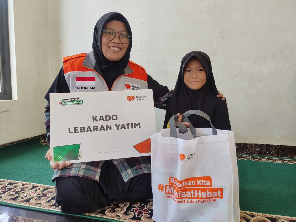 RUMAH ZAKAT SALURKAN PAKET KADO LEBARAN YATIM UNTUK SANTRI PONPES TAHFIDZUL QURAN