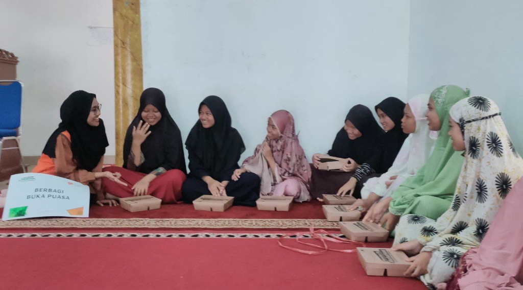 RUMAH ZAKAT SALURKAN PAKET BERBAGI BUKA PUASA KEPADA ANAK YATIM DI YAYASAN MANARUL ICHSAN