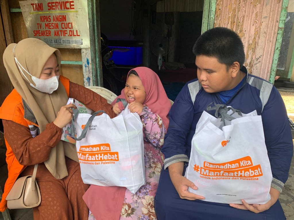 DAPAT KADO LEBARAN YATIM, ANAK-ANAK DI KELURHAN KELAYAN SAMBUT DENGAN PENUH KEBAHAGIAAN