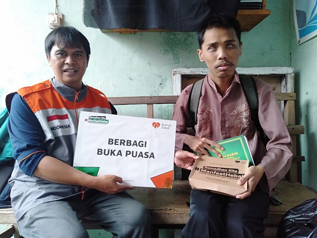 RUMAH ZAKAT SALURKAN PAKET BERBAGI BUKA PUASA KEPADA SANTRI DIFABEL