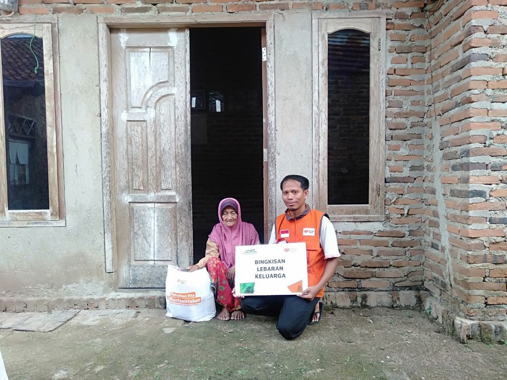 BERBAGI KEBAHAGIAAN DI BULAN RAMADHAN, RUMAH ZAKAT BERBAGI BELASAN BINGKISAN LEBARAN UNTUK MASYARAKAT PRA SEJAHTERA