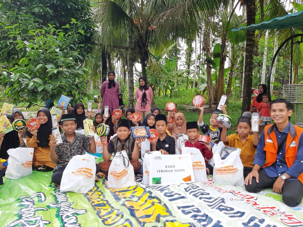 BAHAGIAKAN YATIM DHUAFA, RUMAH ZAKAT SALURKAN KADO LEBARAN YATIM