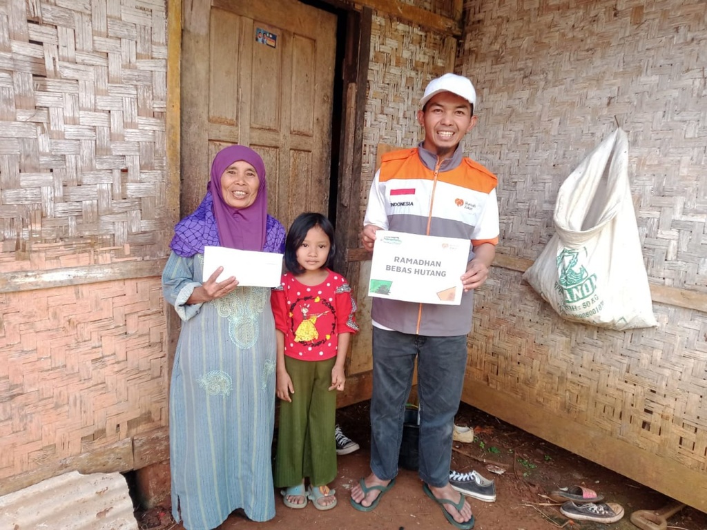 MELALUI PROGRAM RAMADHAN BEBAS HUTANG, RUMAH ZAKAT BANTU RINGANKAN BEBAN EKONOMI MAK KAESIH