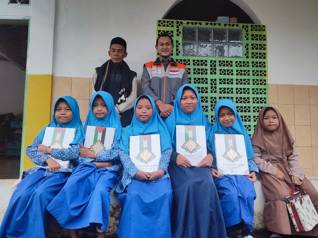 HADIRKAN PROGRAM SYIAR QUR’AN, RUMAH ZAKAT SALURKAN AL QURAN BATU UNTUK SANTRI RUMAH QURAN NURUL IMAN