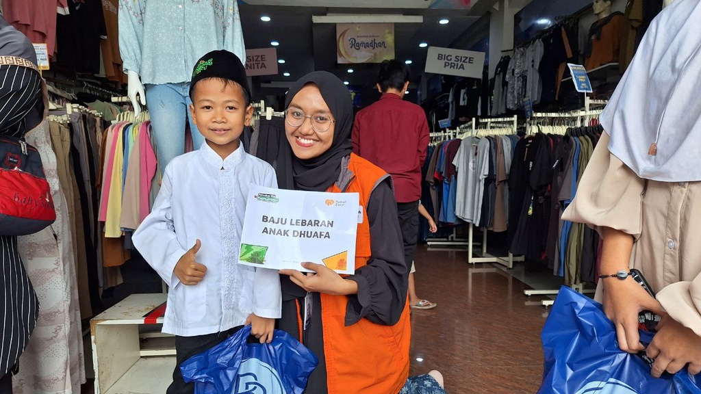 MELALUI PROGRAM BAJU LEBARAN, RUMAH ZAKAT BERBAGI BAJU LEBARAN KEPADA ANAK DHUAFA