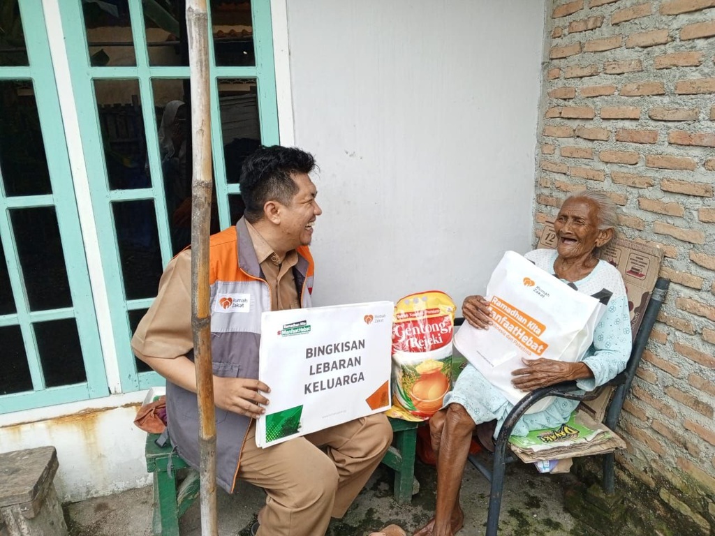 BAHAGIANYA MBAH SURAT SAAT MENERIMA BINGKISAN LEBARAN KELUARGA