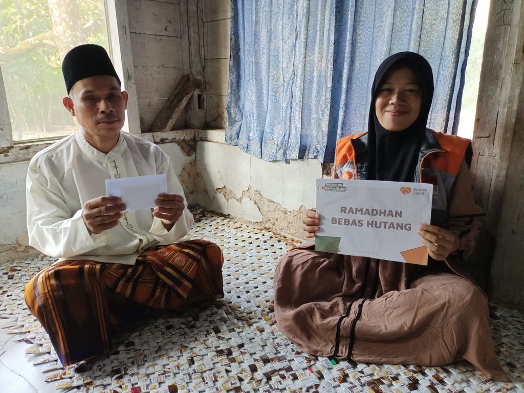 RUMAH ZAKAT LUNASI HUTANG PAK HERI, KEPALA KELUARGA YANG TANPA DAKSA DAN TUNA NETRA